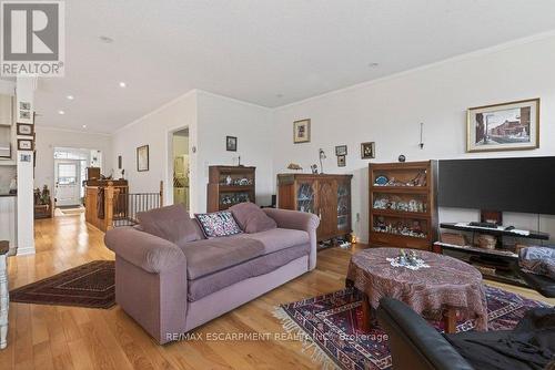 30 Galloway Trail, Welland, ON - Indoor Photo Showing Living Room