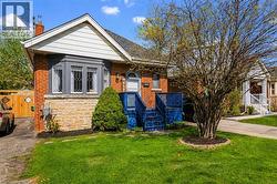 8 BARONS Avenue S  Hamilton, ON L8K 2X9
