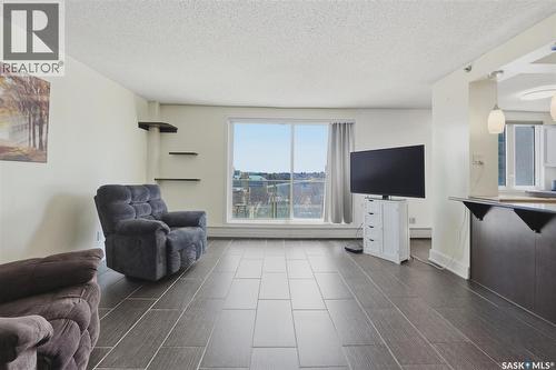 1005 320 5Th Avenue N, Saskatoon, SK - Indoor Photo Showing Living Room