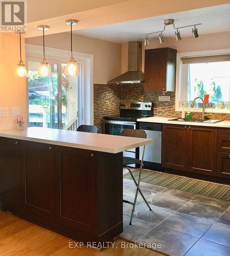 28 Bailey Crescent, Aurora, ON - Indoor Photo Showing Kitchen With Upgraded Kitchen