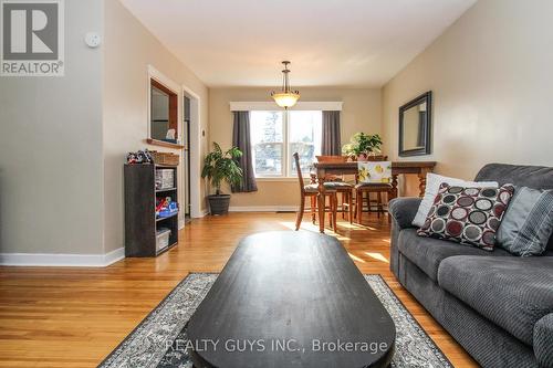 727 Chesterfield Avenue, Peterborough (Northcrest Ward 5), ON - Indoor Photo Showing Living Room
