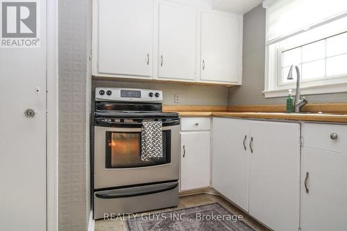 727 Chesterfield Avenue, Peterborough (Northcrest Ward 5), ON - Indoor Photo Showing Kitchen
