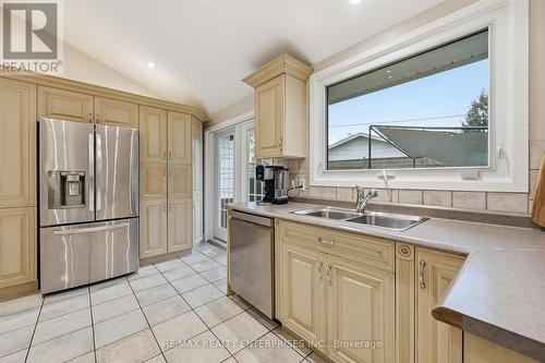 5187 Carousel Court, Burlington, ON - Indoor Photo Showing Kitchen With Double Sink