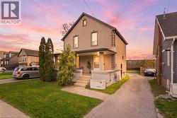204 BEACH Boulevard  Hamilton, ON L8H 6V9