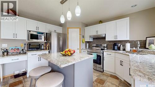 11172 Wascana Meadows, Regina, SK - Indoor Photo Showing Kitchen With Stainless Steel Kitchen With Upgraded Kitchen