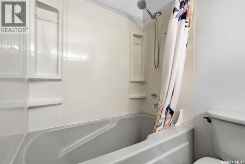 10 Hayes Crescent, Regina, SK - Indoor Photo Showing Bathroom