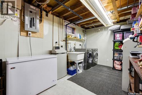 10 Hayes Crescent, Regina, SK - Indoor Photo Showing Laundry Room