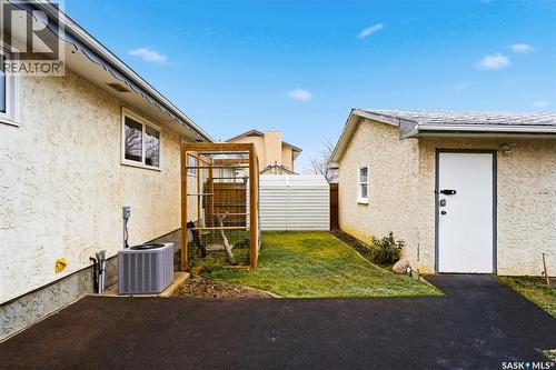 10 Hayes Crescent, Regina, SK - Outdoor With Exterior