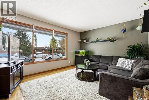 10 Hayes Crescent, Regina, SK - Indoor Photo Showing Living Room