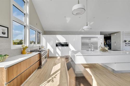 1421 Loudoun Road, Winnipeg, MB - Indoor Photo Showing Kitchen