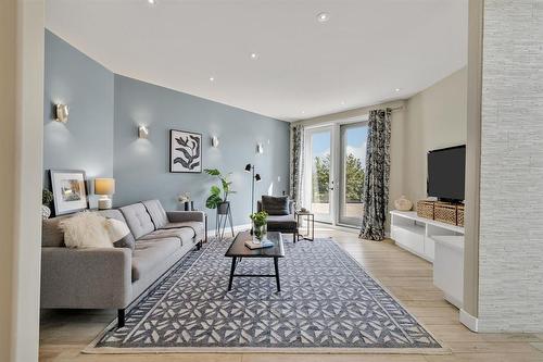 1421 Loudoun Road, Winnipeg, MB - Indoor Photo Showing Living Room