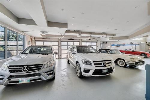1421 Loudoun Road, Winnipeg, MB - Indoor Photo Showing Garage
