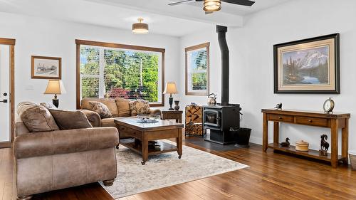 98 2Nd Avenue, Nakusp, BC - Indoor Photo Showing Living Room