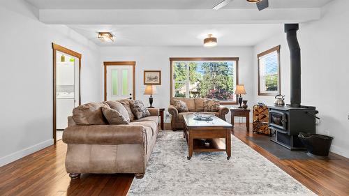 98 2Nd Avenue, Nakusp, BC - Indoor Photo Showing Living Room