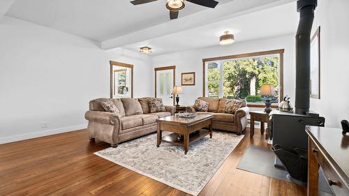 98 2Nd Avenue, Nakusp, BC - Indoor Photo Showing Living Room