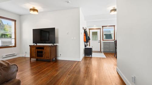 98 2Nd Avenue, Nakusp, BC - Indoor
