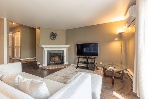 Salon - 5-1431 Rue Notre-Dame O., Montréal (Ville-Marie), QC - Indoor Photo Showing Living Room With Fireplace