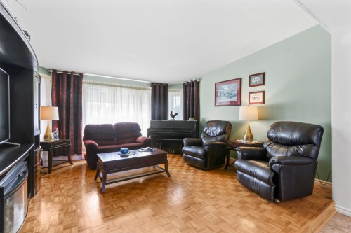 Salon - 106 Rue Céline, Saint-Chrysostome, QC - Indoor Photo Showing Living Room
