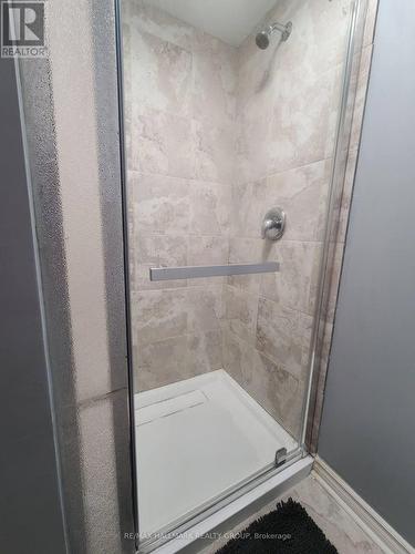 Common bathroom - 1 of 2 - 474 Somerset Street W, Ottawa, ON 