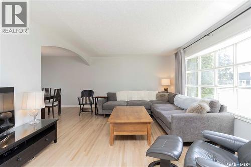 1515 Hilliard Street E, Saskatoon, SK - Indoor Photo Showing Living Room