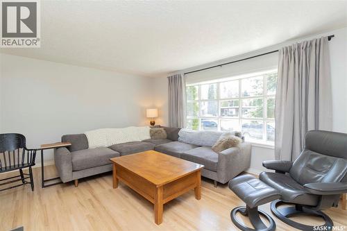 1515 Hilliard Street E, Saskatoon, SK - Indoor Photo Showing Living Room