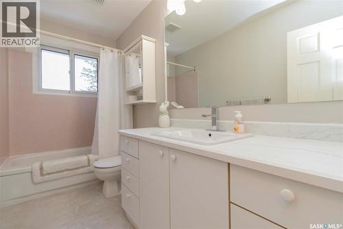 1515 Hilliard Street E, Saskatoon, SK - Indoor Photo Showing Bathroom