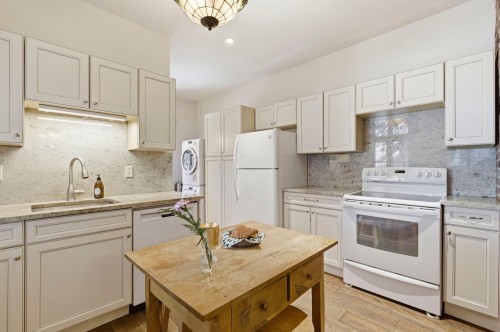 Cuisine - 1717 Av. De L'Église, Montréal (Le Sud-Ouest), QC - Indoor Photo Showing Kitchen