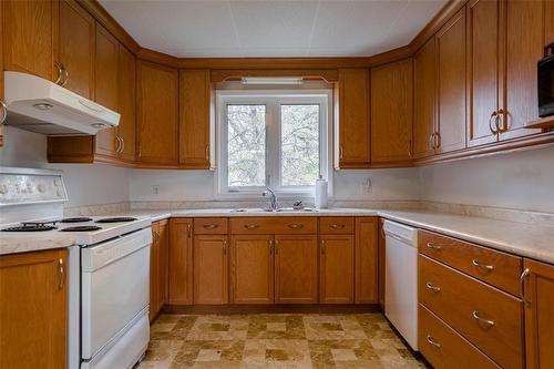 1 Fourth Street, Emerson, MB - Indoor Photo Showing Kitchen With Double Sink