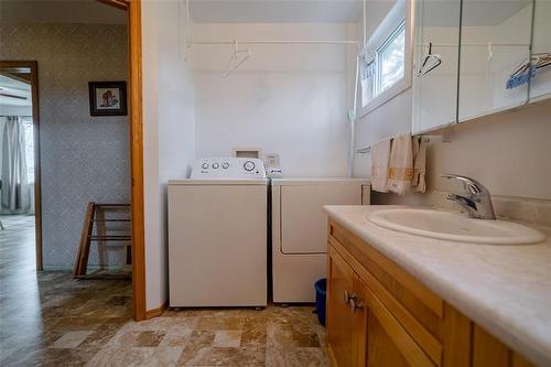 1 Fourth Street, Emerson, MB - Indoor Photo Showing Laundry Room