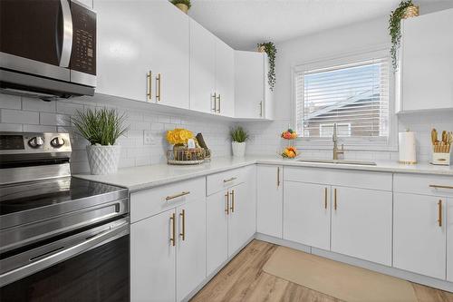 23 Hyatt Place, Winnipeg, MB - Indoor Photo Showing Kitchen