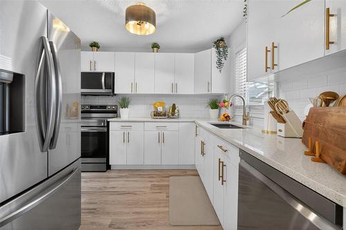 23 Hyatt Place, Winnipeg, MB - Indoor Photo Showing Kitchen With Double Sink With Upgraded Kitchen