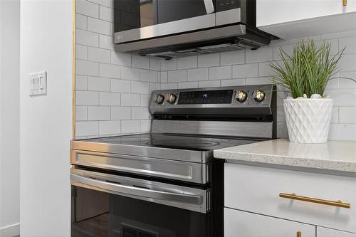 23 Hyatt Place, Winnipeg, MB - Indoor Photo Showing Kitchen