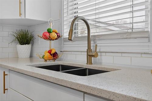 23 Hyatt Place, Winnipeg, MB - Indoor Photo Showing Kitchen With Double Sink