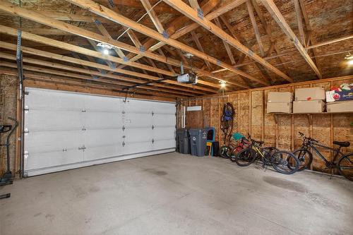 23 Hyatt Place, Winnipeg, MB - Indoor Photo Showing Garage