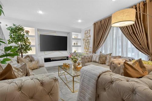 23 Hyatt Place, Winnipeg, MB - Indoor Photo Showing Living Room