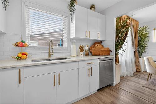 23 Hyatt Place, Winnipeg, MB - Indoor Photo Showing Kitchen With Double Sink