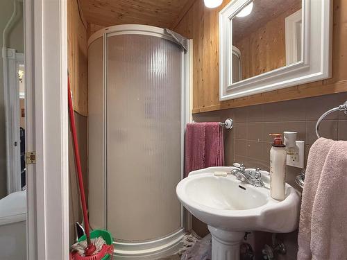 221 Fourth Street, Reston, MB - Indoor Photo Showing Bathroom