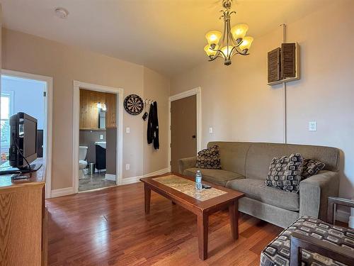 221 Fourth Street, Reston, MB - Indoor Photo Showing Living Room