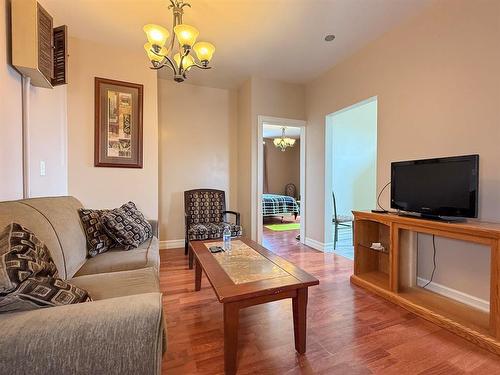 221 Fourth Street, Reston, MB - Indoor Photo Showing Living Room