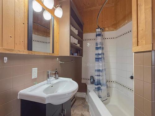 221 Fourth Street, Reston, MB - Indoor Photo Showing Bathroom