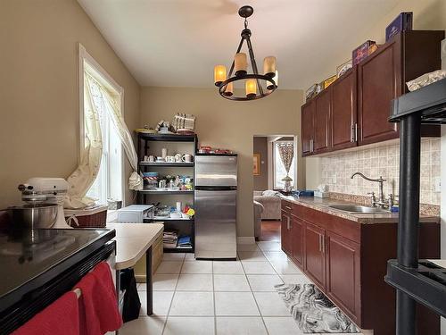221 Fourth Street, Reston, MB - Indoor Photo Showing Kitchen