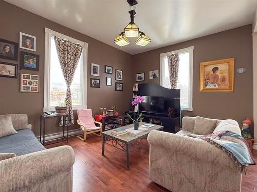 221 Fourth Street, Reston, MB - Indoor Photo Showing Living Room