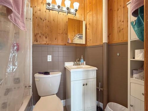 221 Fourth Street, Reston, MB - Indoor Photo Showing Bathroom