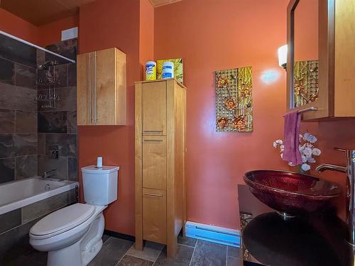 221 Fourth Street, Reston, MB - Indoor Photo Showing Bathroom