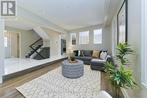 2545 Folkway Drive, Mississauga, ON - Indoor Photo Showing Living Room