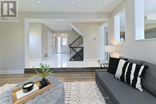 2545 Folkway Drive, Mississauga, ON - Indoor Photo Showing Living Room