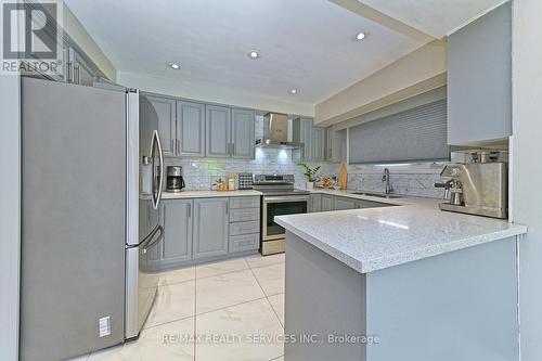 2545 Folkway Drive, Mississauga, ON - Indoor Photo Showing Kitchen With Upgraded Kitchen