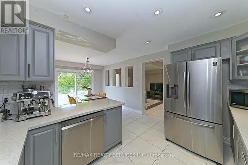 2545 Folkway Drive, Mississauga, ON - Indoor Photo Showing Kitchen With Stainless Steel Kitchen