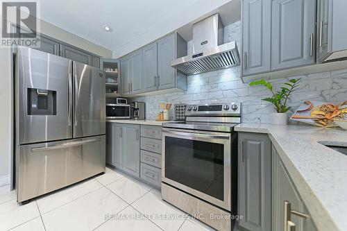 2545 Folkway Drive, Mississauga, ON - Indoor Photo Showing Kitchen With Stainless Steel Kitchen