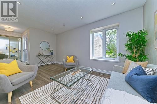 2545 Folkway Drive, Mississauga, ON - Indoor Photo Showing Living Room
